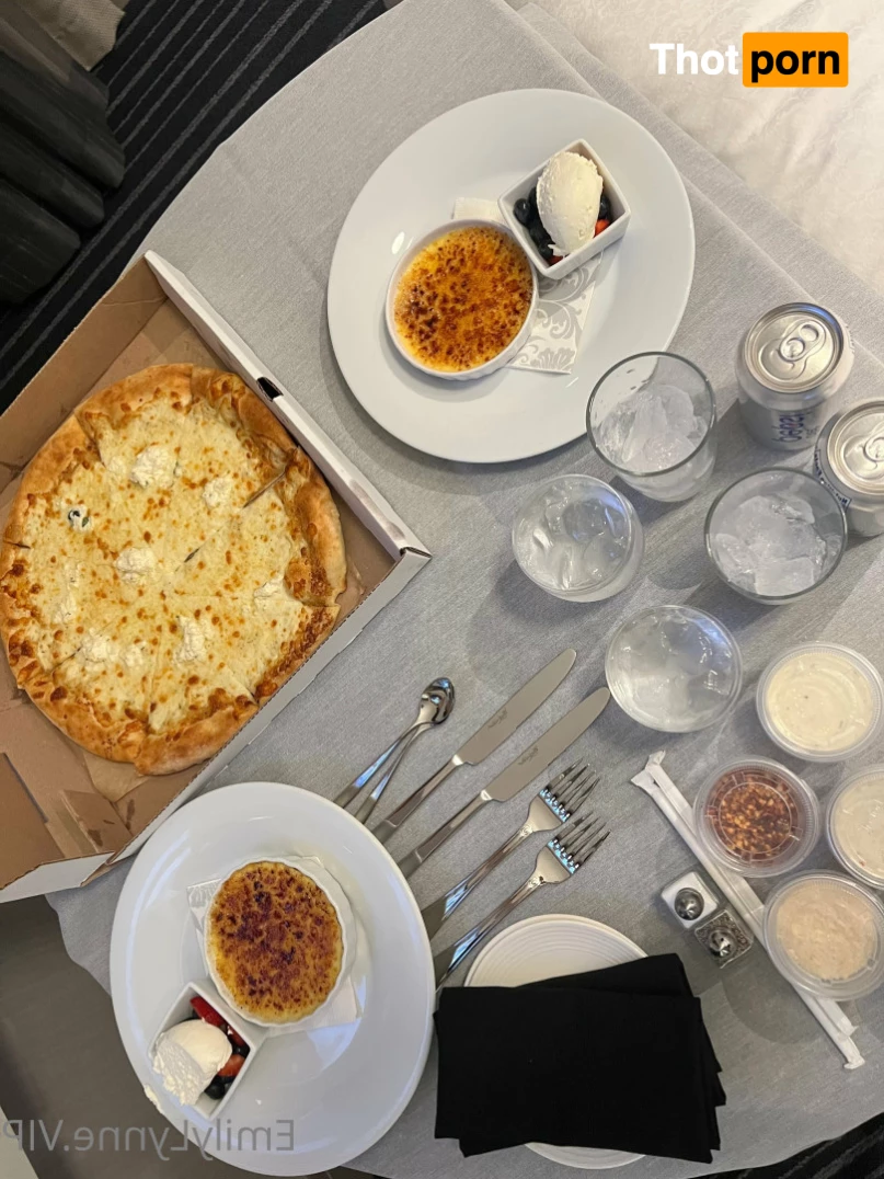 Emily Lynne 🍑 9884250