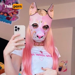 Lana Bee (they/them) the free account